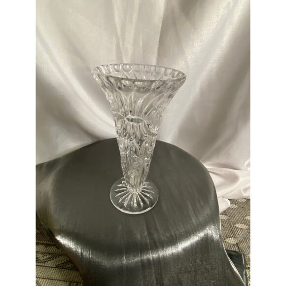 Vintage Crystal Clear Glass Vase with Etched Flower 8 in tall EUC - Picture 13 of 13